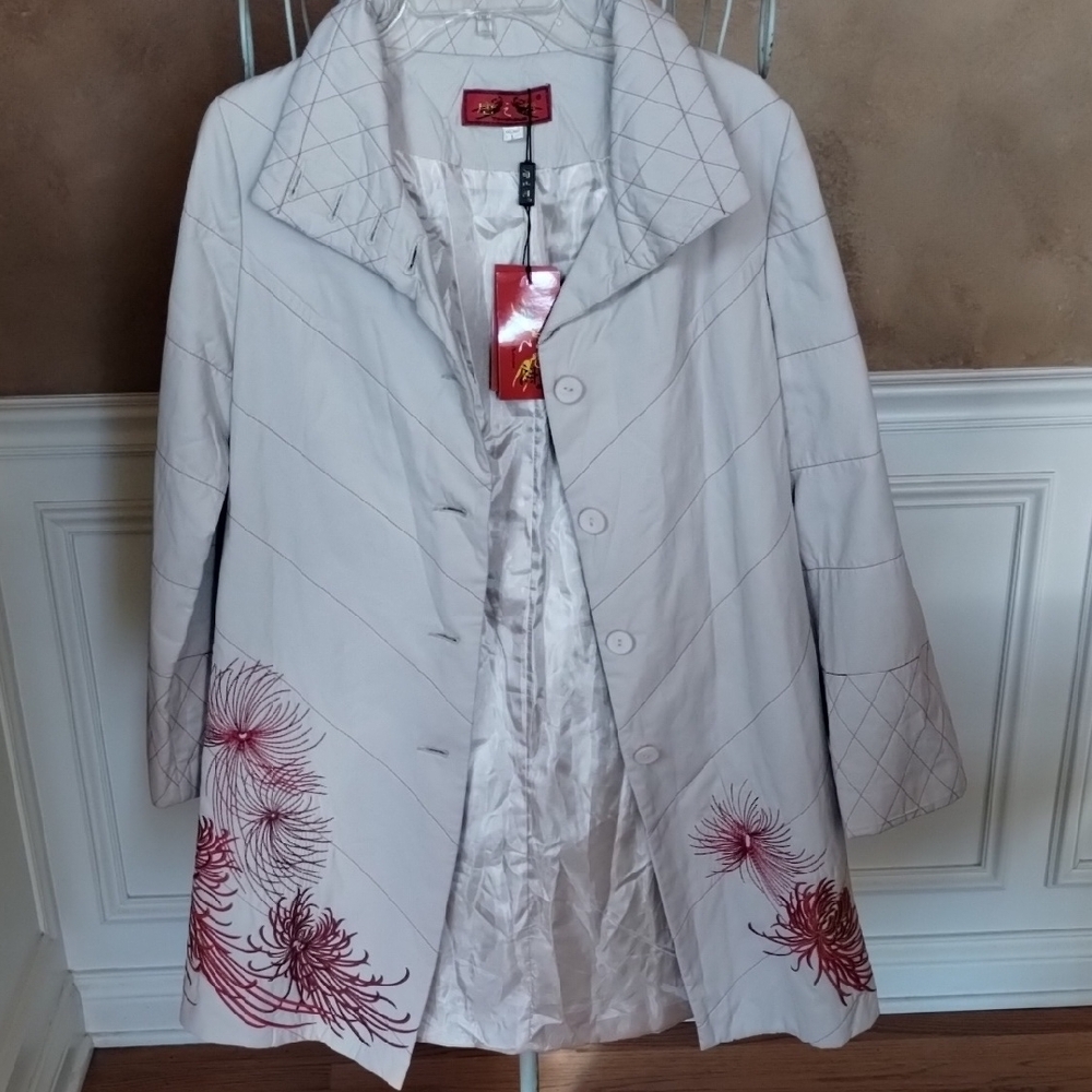 Elegant White Trench Coat with Red Floral Design - Picture 7 of 15